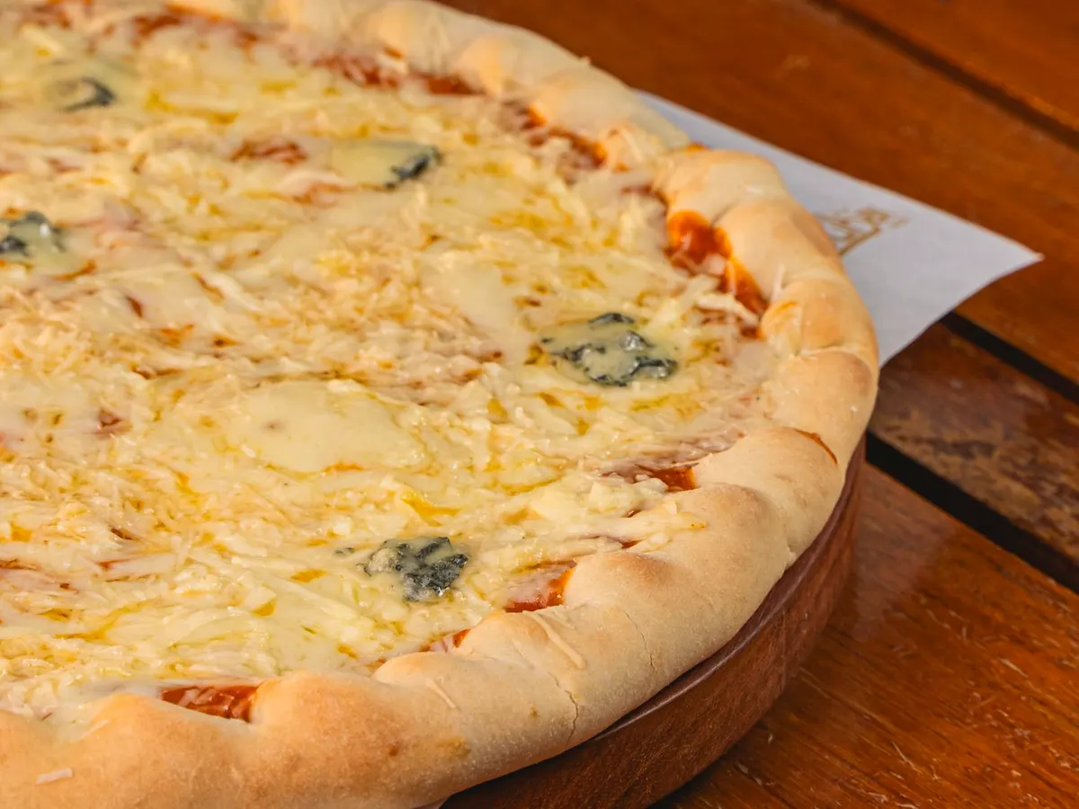 Pizza 8 serów — mozzarella, ementaler, cheddar