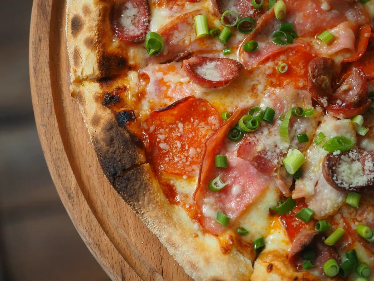 Pizza Amerykańska — mozzarella, szynka, pieczarki