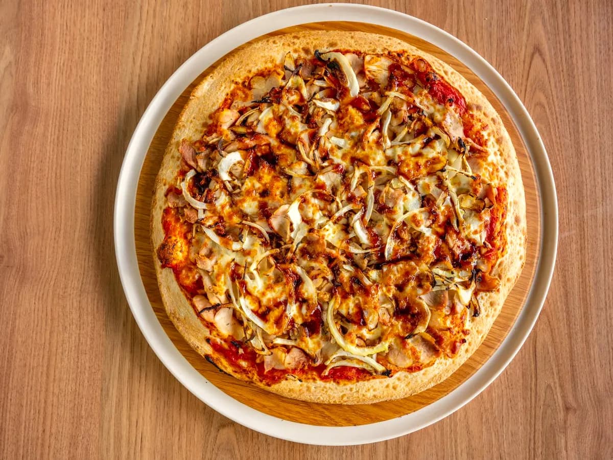 Pizza Buffalo — mozzarella, biała mozzarella, kurczak w sosie słodko-pikantnym