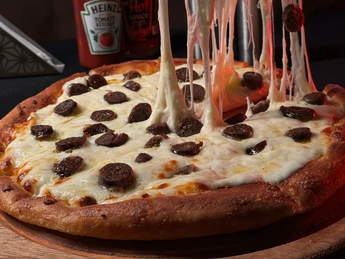 Pizza Burger — mozzarella, mielona wołowina, boczek