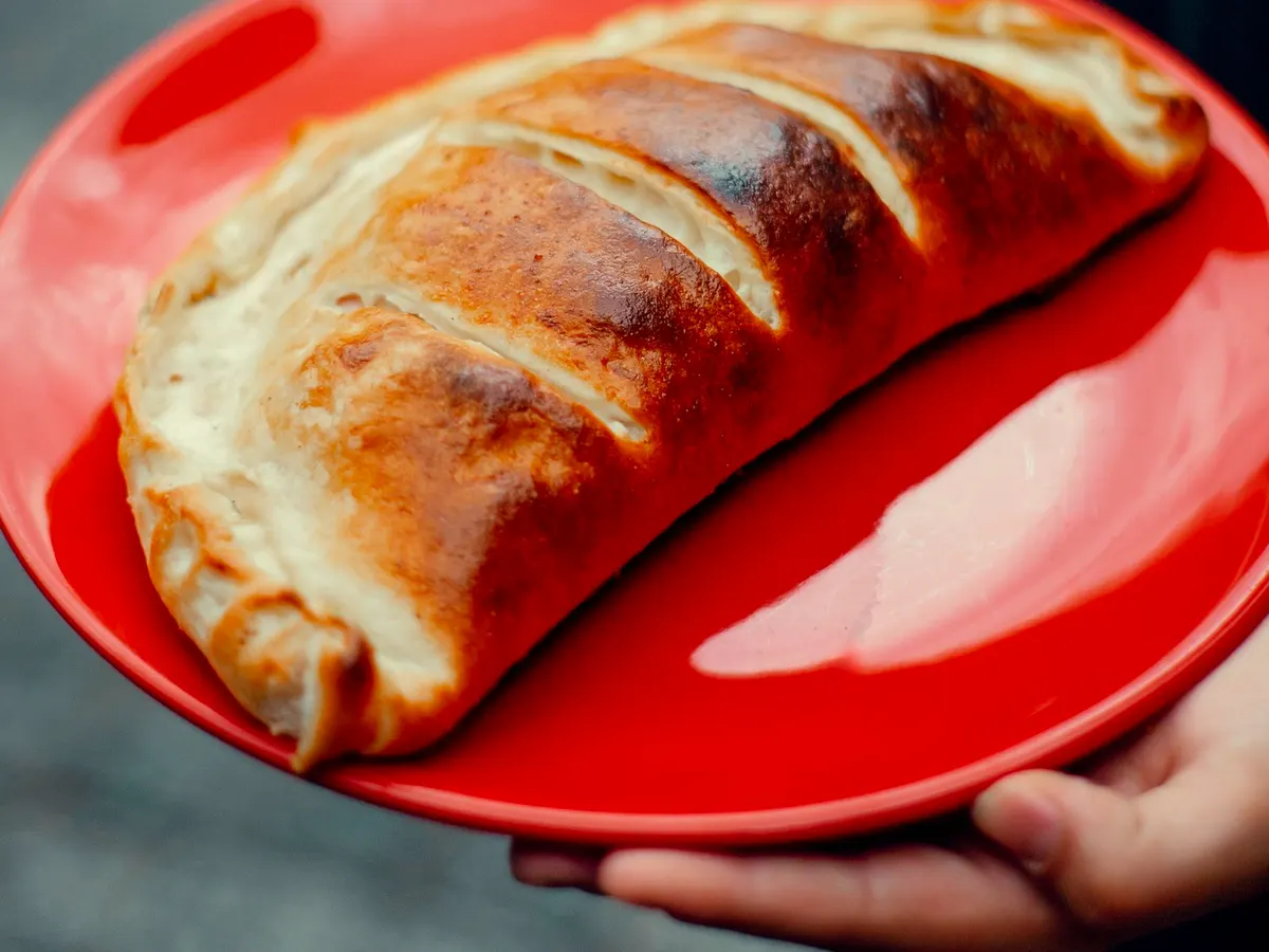 Pizza Calzone — szynka, pieczarki, mozzarella