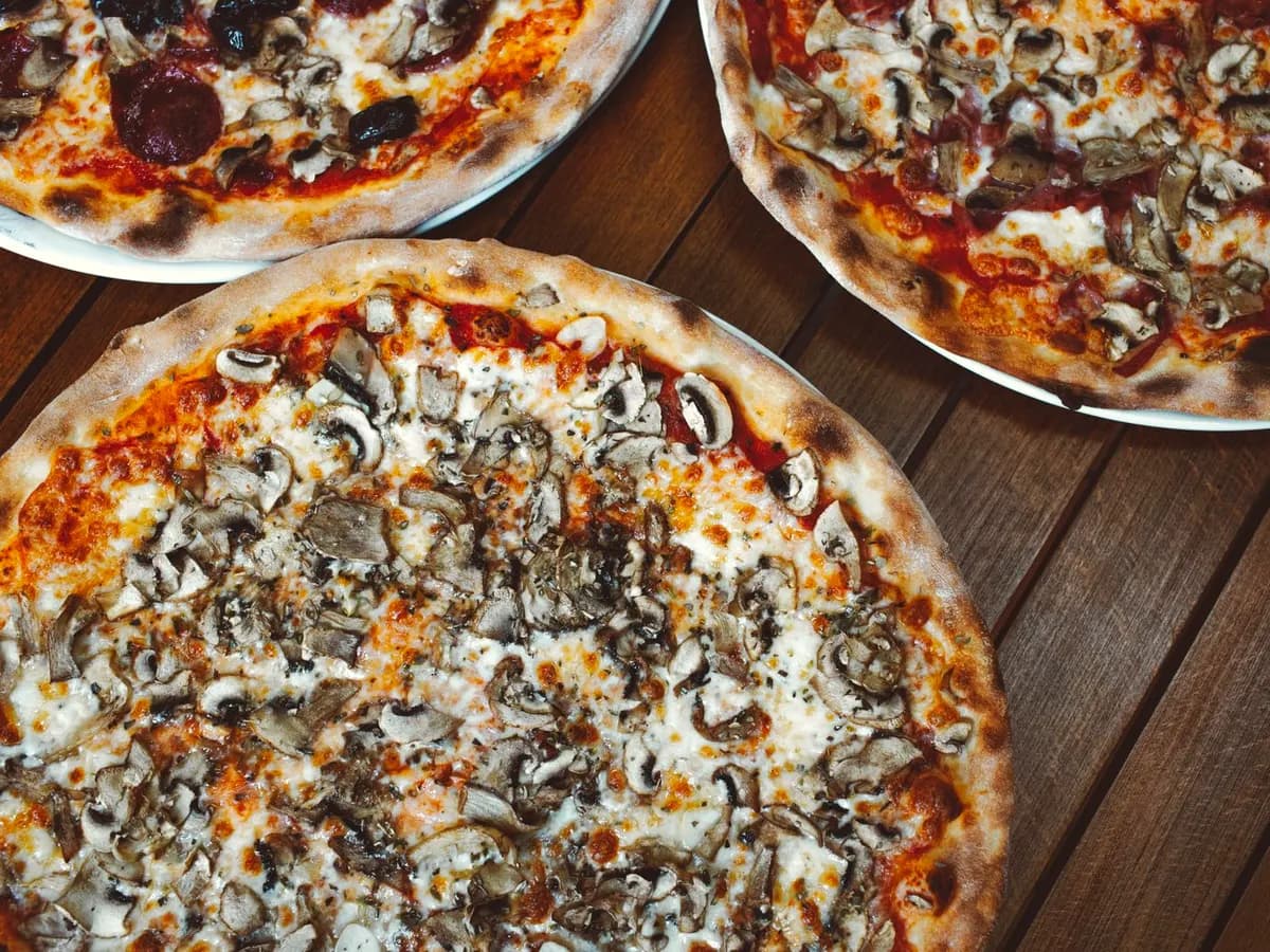 Pizza Capriciosa — mozzarella, szynka, pieczarki