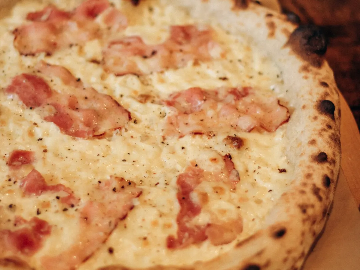 Pizza Carbonara — sos biały, mozzarella, boczek