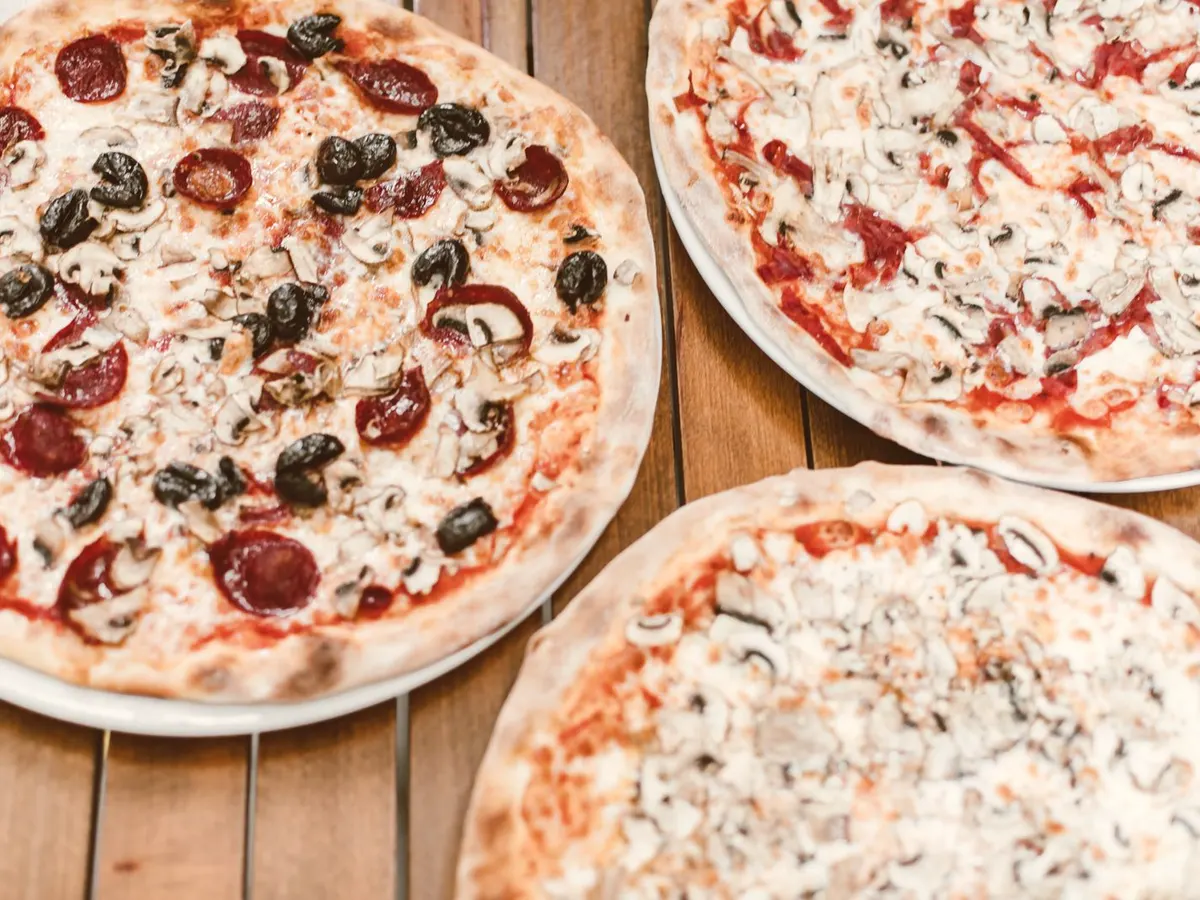 Pizza Europejska — mozzarella, szynka, wieprzowina