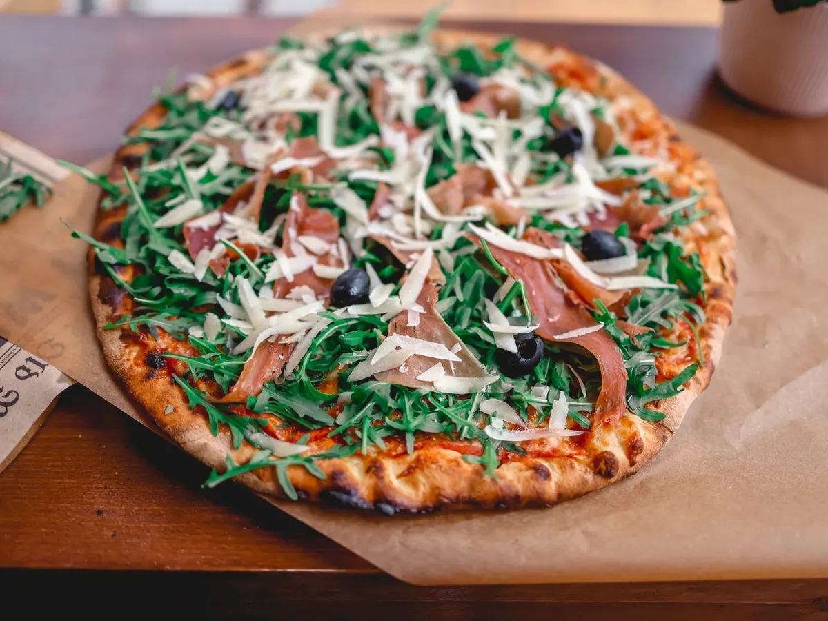Pizza Gorgonzola — mozzarella, ser gorgonzola, szynka długodojrzewająca