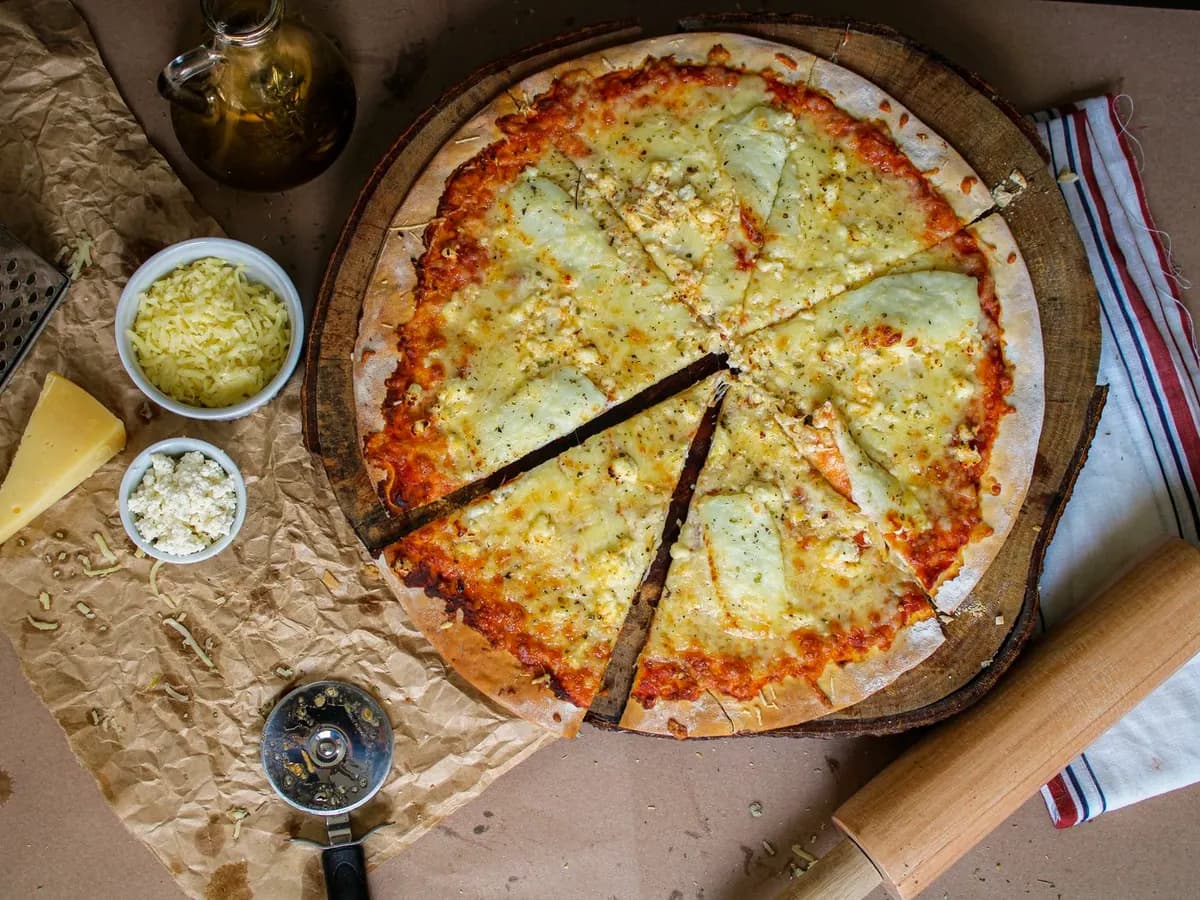Pizza Grecka — mozzarella, szynka, ser typu feta