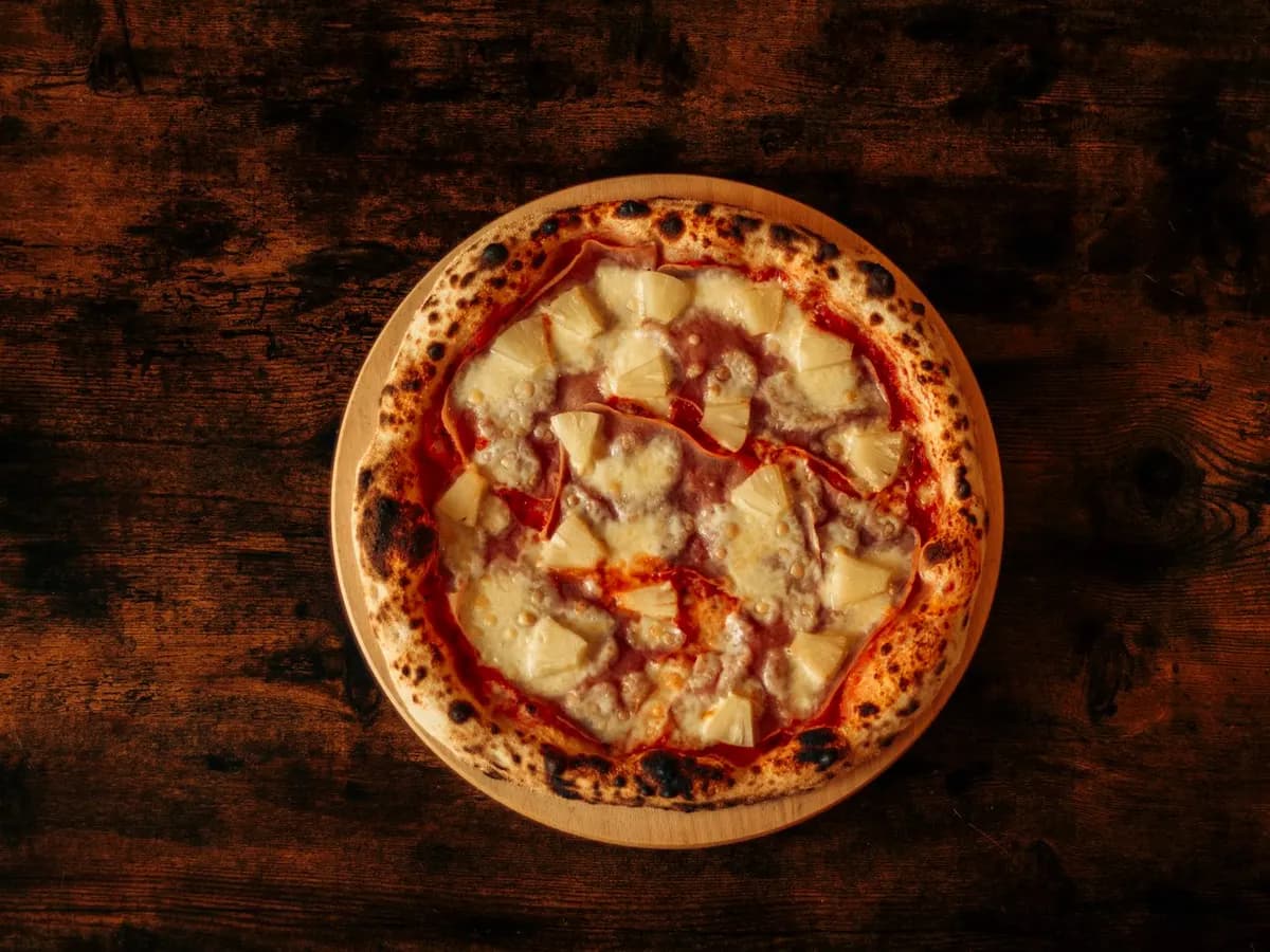 Pizza Hawajska — mozzarella, szynka, ananas