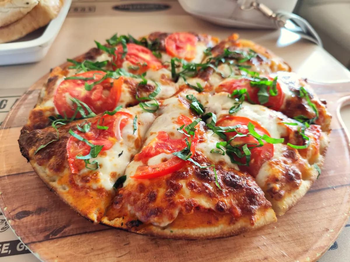 Pizza Margherita — mozzarella, parmezan
