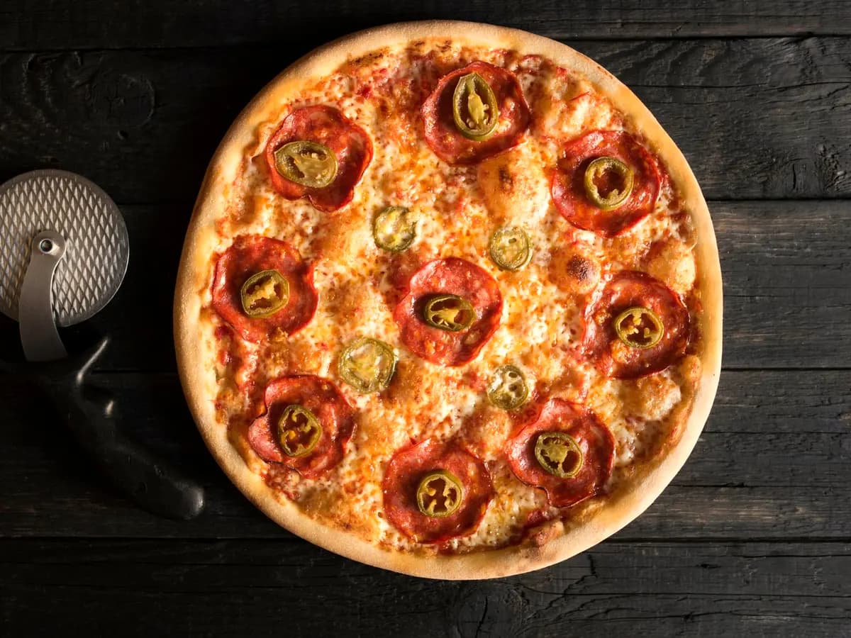 Pizza Meksykańska — mozzarella, mięso, chili