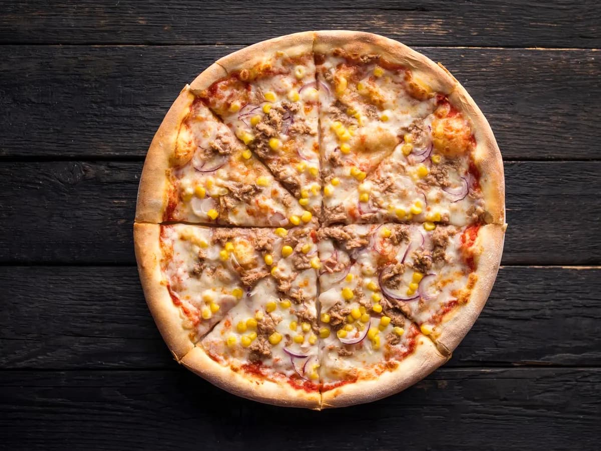 Pizza Morska — mozzarella, tuńczyk, pieczarki