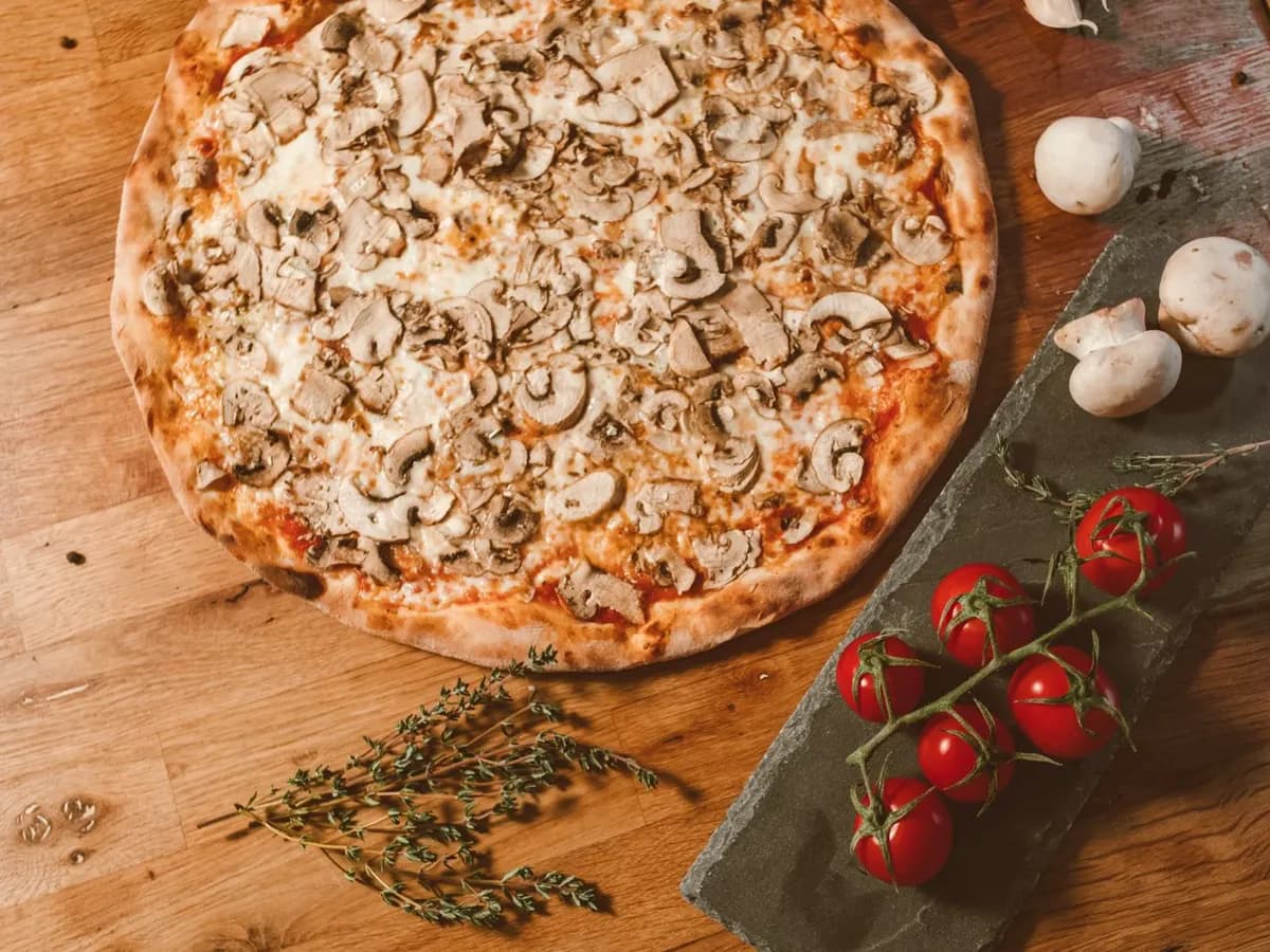 Pizza Nowojorska — mozzarella, pieczarki, cebula