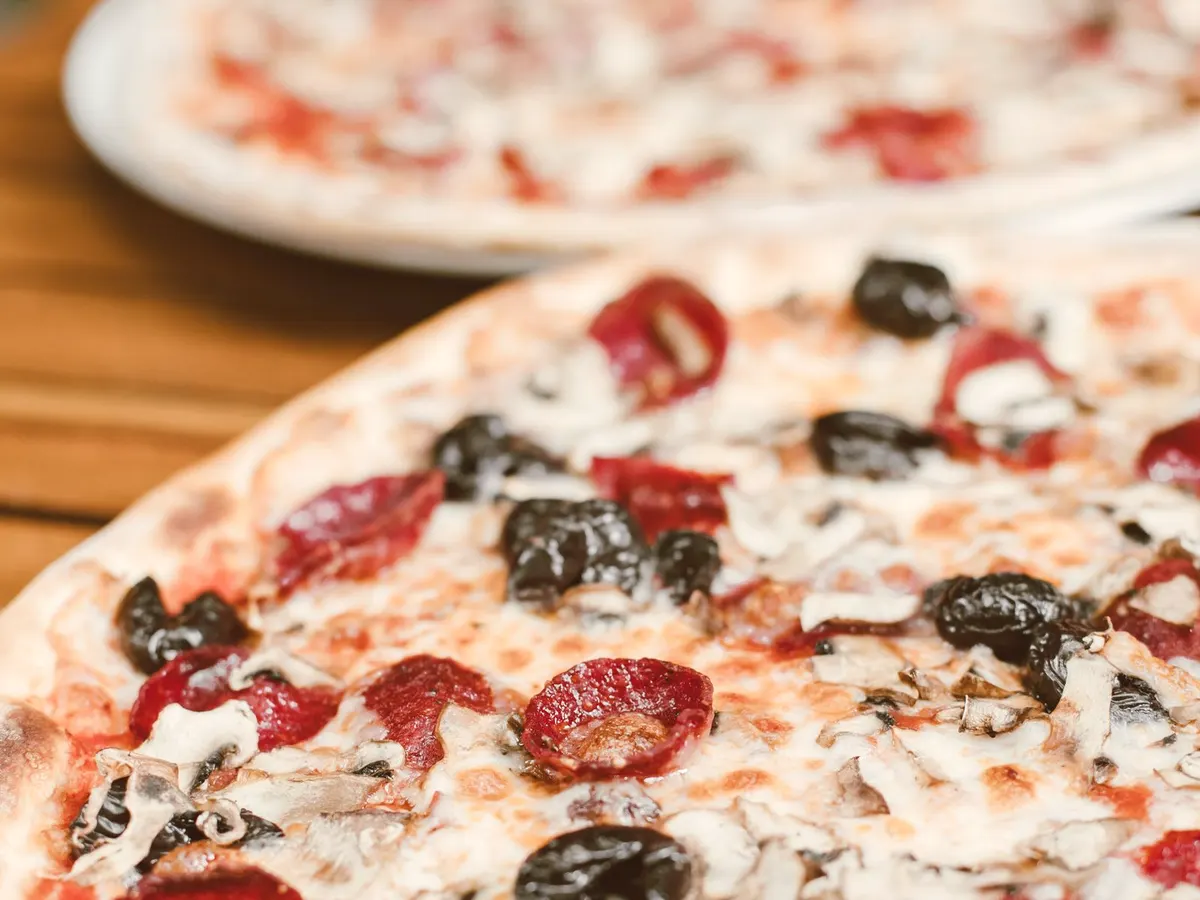 Pizza Rimini — mozzarella, boczek, pieczarki