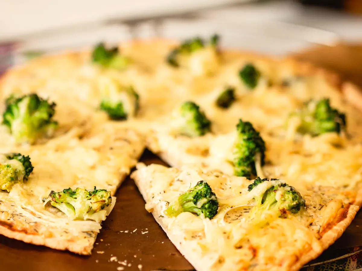 Pizza Sezonowa: Z brokułem — biały sos, mozzarella, brokuły