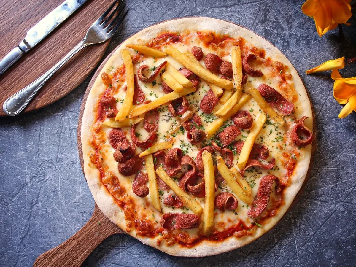 Pizza Sezonowa: Z frytkami — sos czosnkowy / mieszany / chilli (do wyboru), frytki, ser