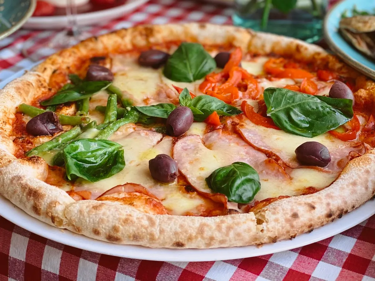 Pizza Sezonowa: Ze szparagami — sos czosnkowy, mozzarella, szynka długodojrzewająca