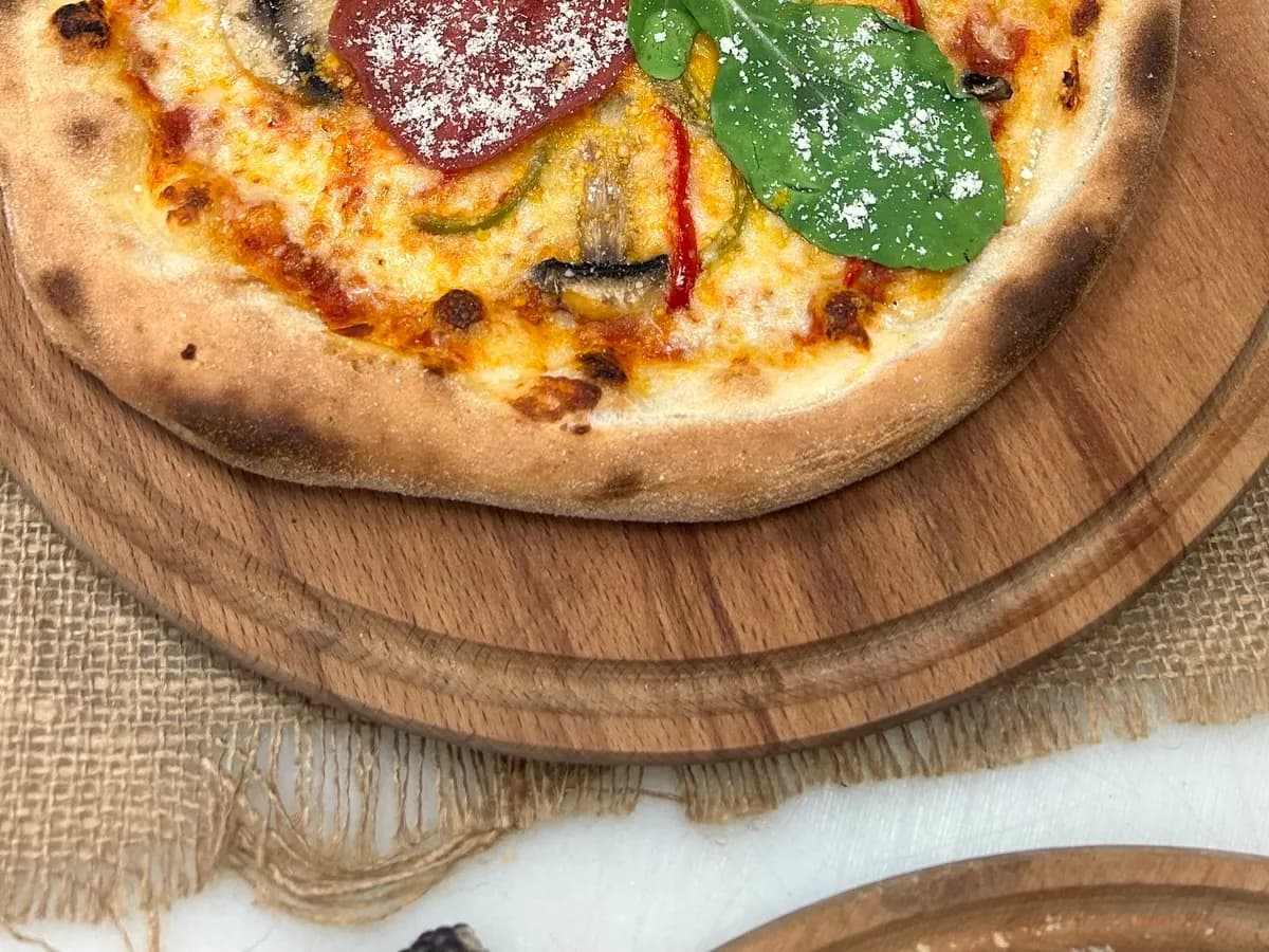 Pizza Supreme — podwójna mozzarella, szynka, salami pepperoni