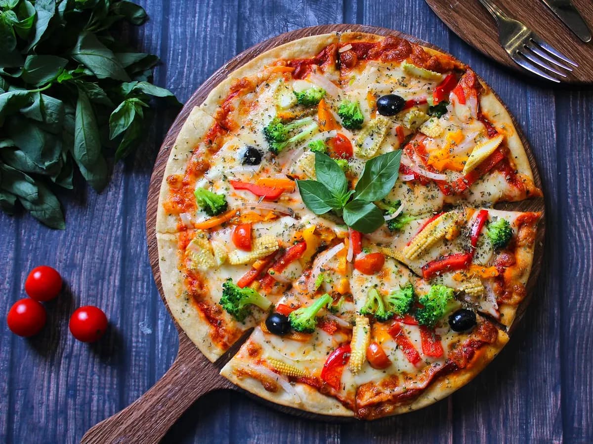 Pizza Wegetariańska — mozzarella, pieczarki, pomidor