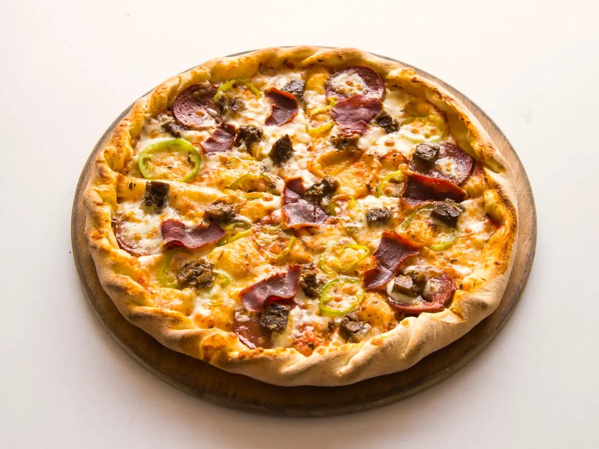 Pizza Wiejska-Mięsna — mozzarella, szynka, salami pepperoni