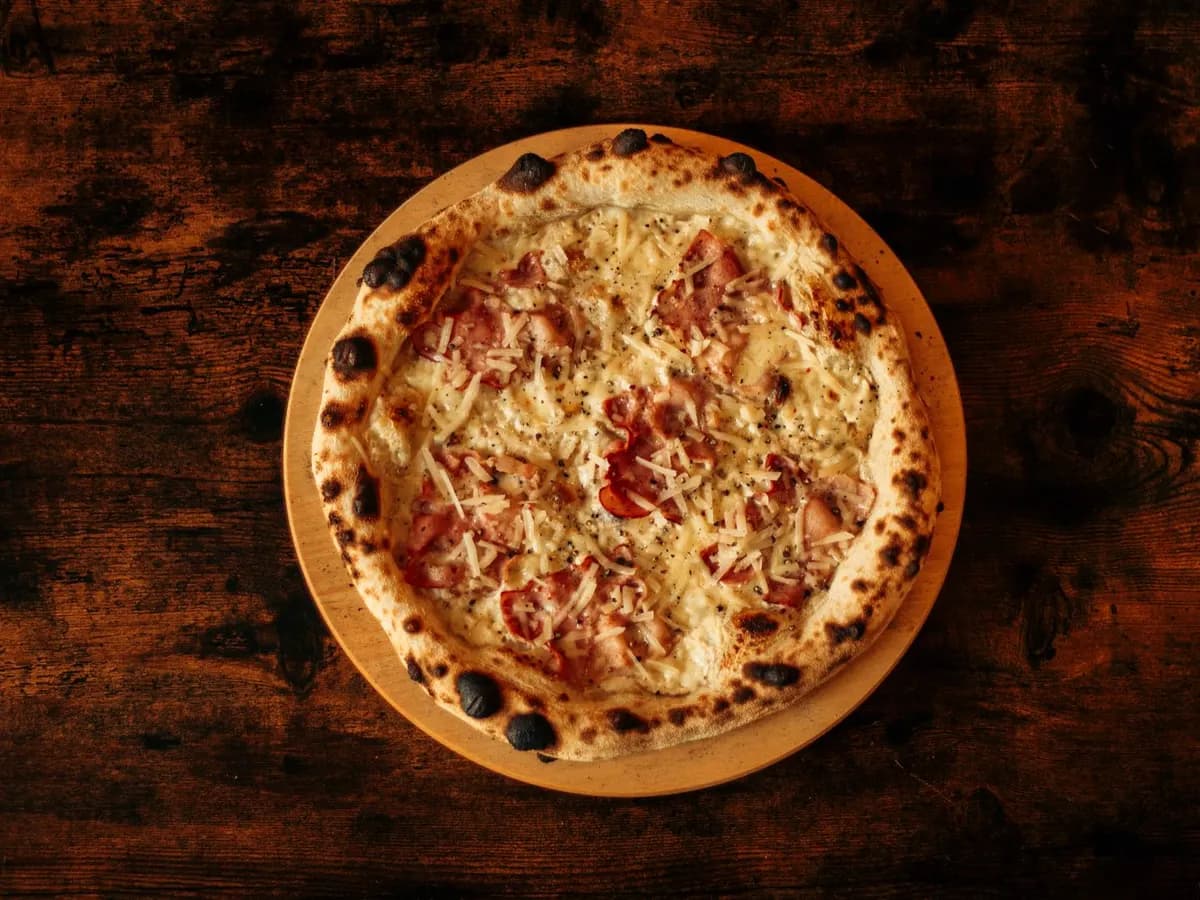 Pizza Z boczkiem — mozzarella, boczek, cebula