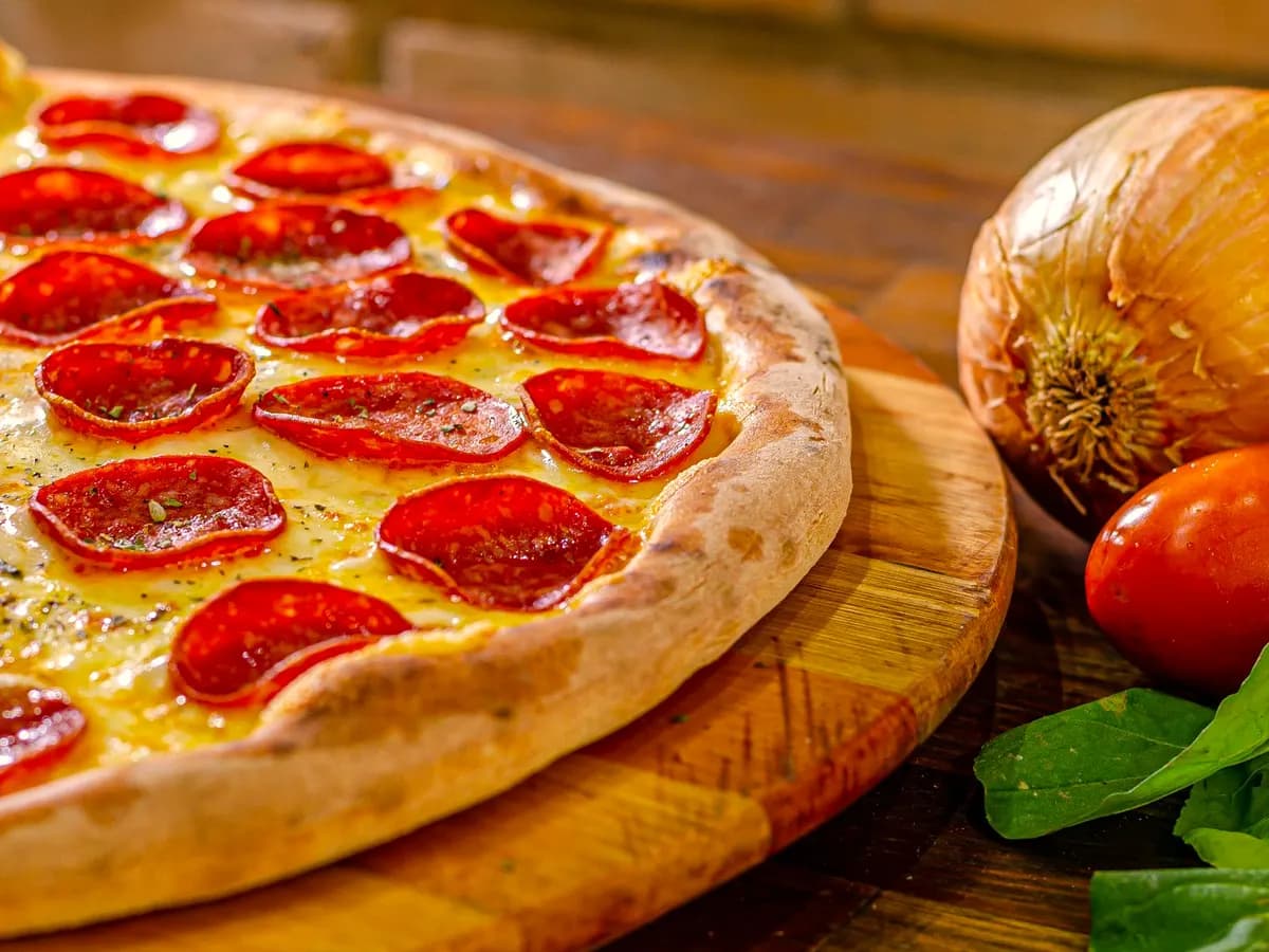 Pizza Z kiełbasą — mozzarella, kiełbasa, pieczarki