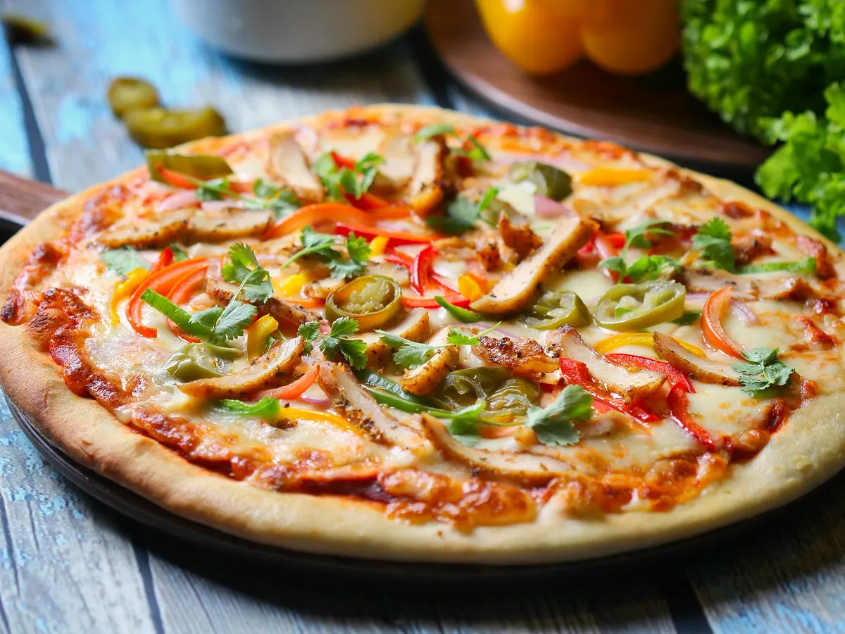 Pizza Z kurczakiem — mozzarella, pierś z kurczaka, ananas